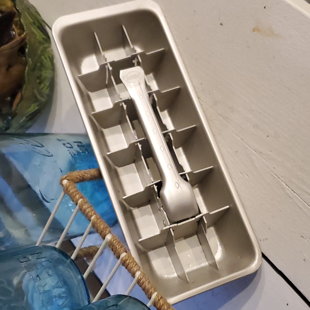 Vintage Mirro  Aluminum icetray , perfect condition